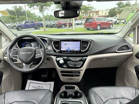 Used 2022 Chrysler Pacifica Touring-L FWD image 24