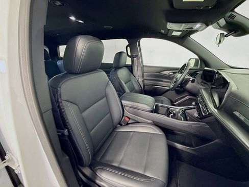 Used 2025 Chevrolet Traverse LT image 29