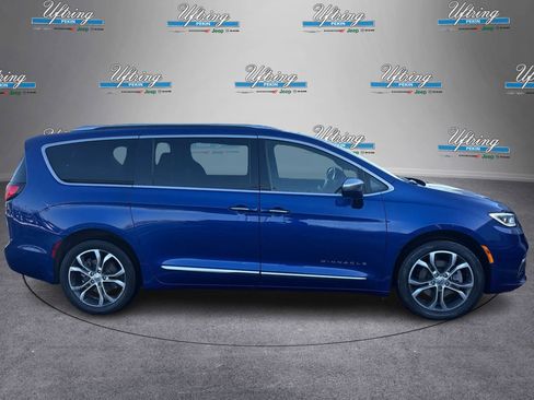 Used 2021 Chrysler Pacifica Pinnacle image 2