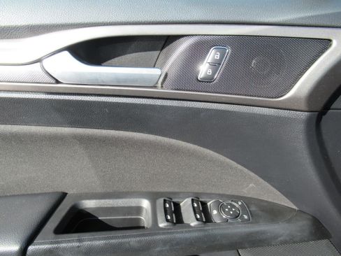 Used 2018 Ford Fusion SE FWD image 20