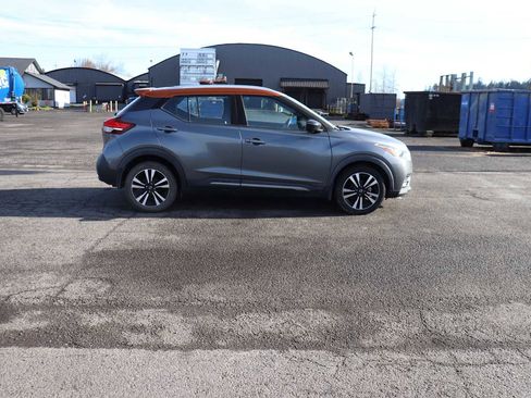 Used 2019 Nissan Kicks SR image 4