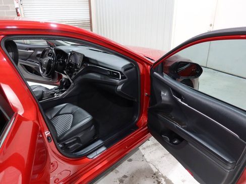 Used 2021 Toyota Camry SE w/ Convenience Package FWD image 12
