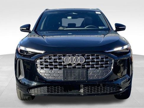 Used 2025 Audi Q5 Premium w/ Convenience Package image 3