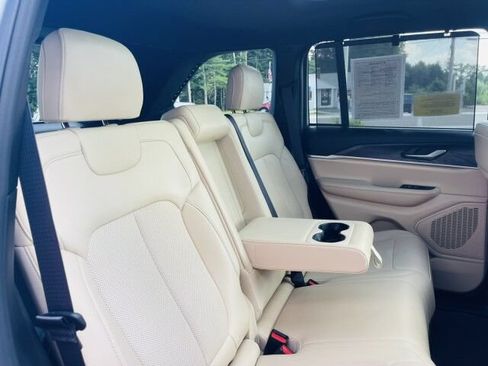 Used 2025 Jeep Grand Cherokee Limited w/ Luxury Tech Group II AWD/4WD image 14