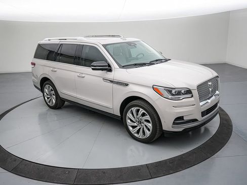 Used 2024 Lincoln Navigator Premiere image 2