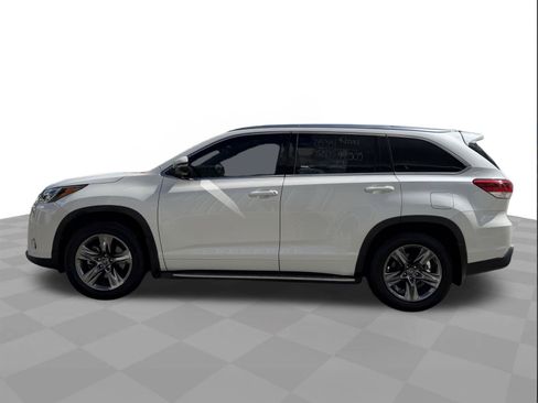 Used 2018 Toyota Highlander Limited Platinum FWD image 2