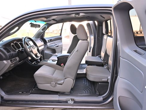 Used 2015 Toyota Tacoma PreRunner w/ SR5 Package RWD image 16