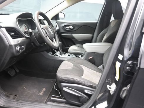 Used 2014 Jeep Cherokee Sport FWD image 17