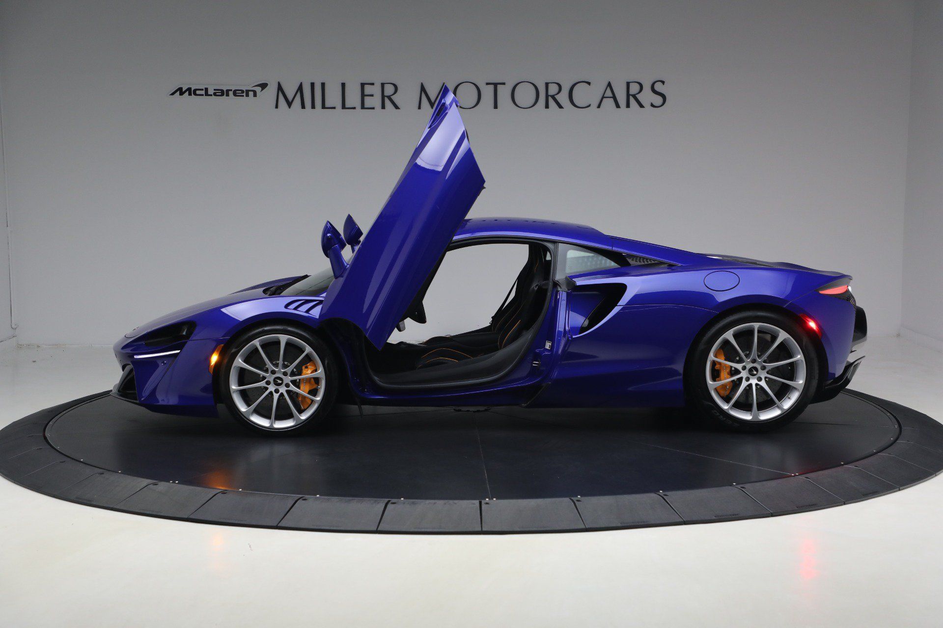 Used 2024 McLaren Artura RWD image 15