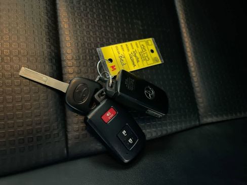 Used 2022 Toyota Tacoma Limited image 27