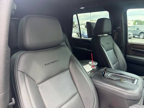 Used 2021 GMC Yukon Denali w/ Denali Premium Package AWD/4WD image 12