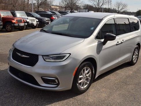 Used 2024 Chrysler Pacifica Touring-L image 4