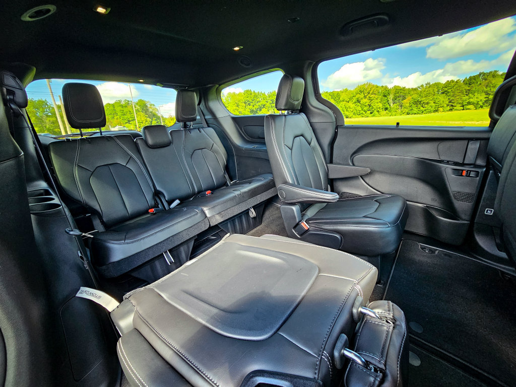 New 2027 Chrysler Pacifica Select FWD image 39
