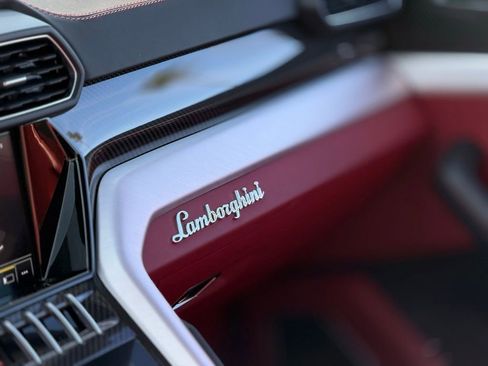 Used 2022 Lamborghini Urus image 10