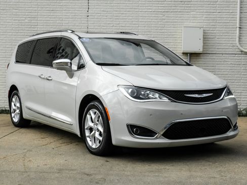 Used 2020 Chrysler Pacifica Limited w/ Advanced Safetytec Group FWD image 6