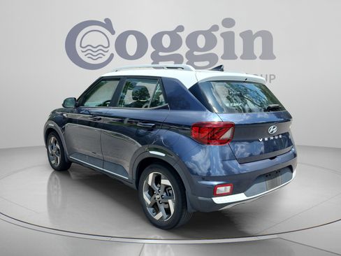 Used 2020 Hyundai Venue FWD image 3