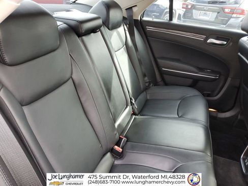 Used 2016 Chrysler 300 Limited image 26