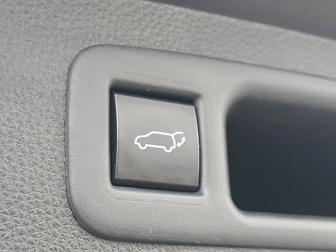 Used 2020 Toyota Highlander XLE image 30