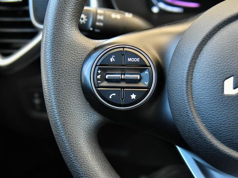 Used 2024 Kia Soul LX w/ Option Group 015 FWD image 25
