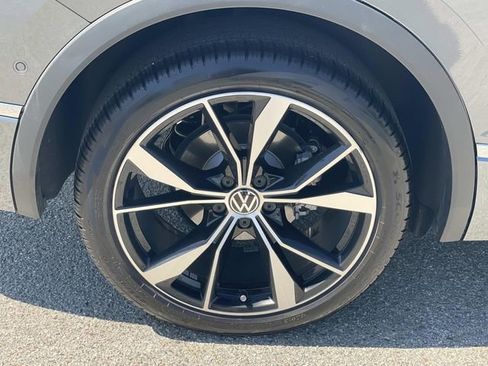 Used 2024 Volkswagen Tiguan SEL R-Line image 30