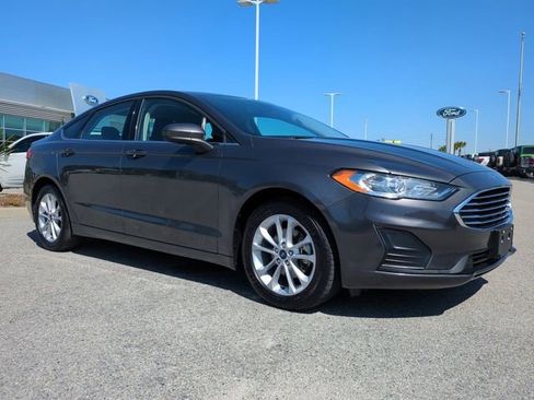 Used 2020 Ford Fusion SE image 2