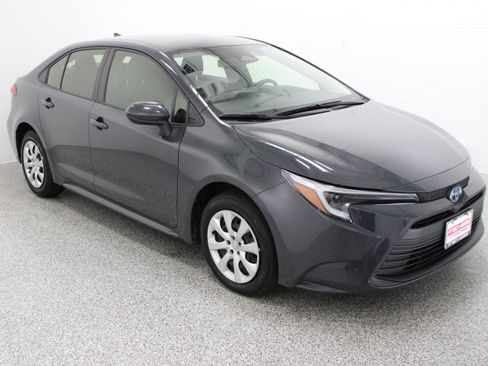 Used 2025 Toyota Corolla LE FWD image 4