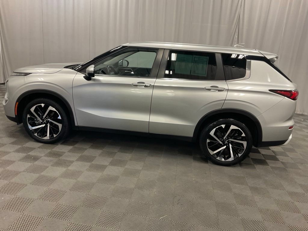 Used 2023 Mitsubishi Outlander SE AWD/4WD image 13
