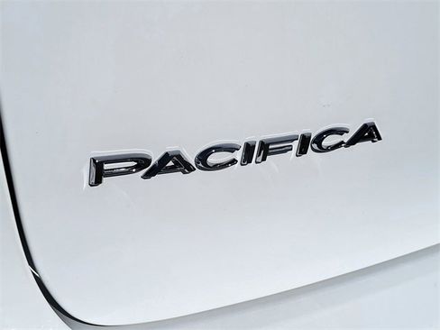 Certified 2024 Chrysler Pacifica Touring-L image 7