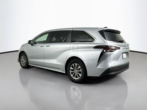 Certified 2025 Toyota Sienna LE FWD image 5