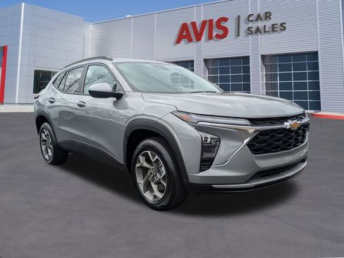 Used 2025 Chevrolet Trax LT w/ LT Convenience Package image 3