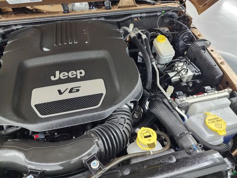 Used 2015 Jeep Wrangler Sport w/ Connectivity Group image 14