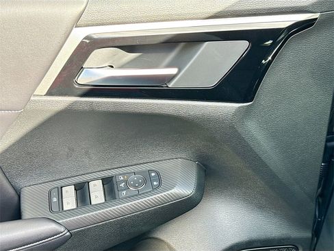 New 2025 Mitsubishi Outlander SE image 18