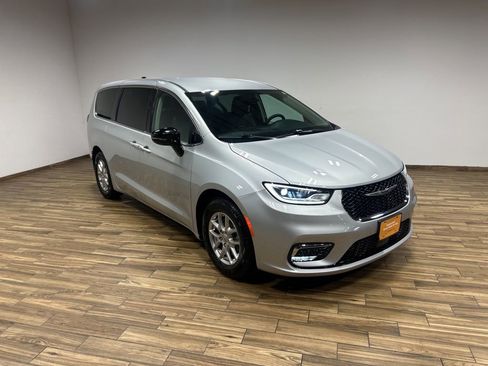 Certified 2024 Chrysler Pacifica Touring-L image 33