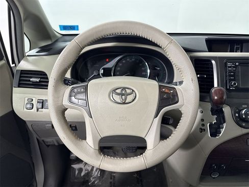 Used 2014 Toyota Sienna XLE image 35
