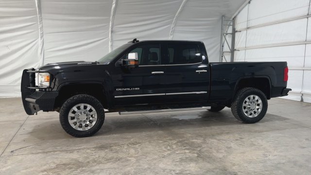 Used 2017 GMC Sierra 2500 Denali w/ Duramax Plus Package AWD/4WD image 9