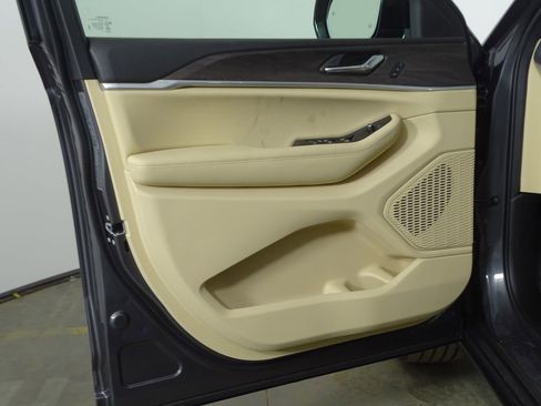 New 2025 Jeep Grand Cherokee L Limited image 19