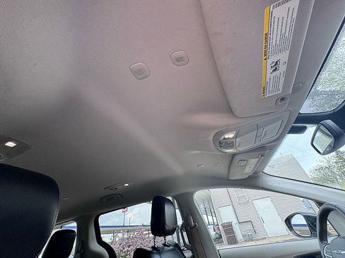 Used 2022 Chrysler Pacifica Touring-L FWD image 17