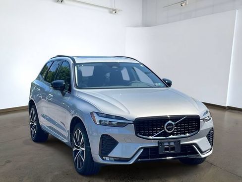 Used 2023 Volvo XC60 B5 Plus w/ Climate Package AWD/4WD image 3