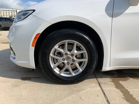 Used 2022 Chrysler Pacifica Touring-L FWD image 35