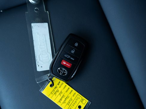 Used 2024 Toyota Venza XLE image 43