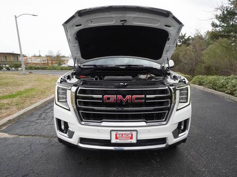 Used 2024 GMC Yukon SLT w/ SLT Premium Package image 9