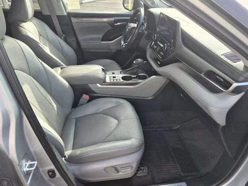 Used 2023 Toyota Highlander Limited FWD image 4