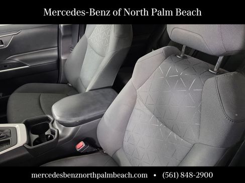 Used 2021 Toyota RAV4 XLE w/ Convenience Package FWD image 11