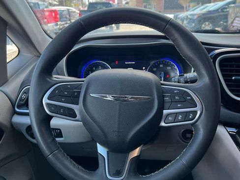 Used 2023 Chrysler Pacifica Touring-L image 12
