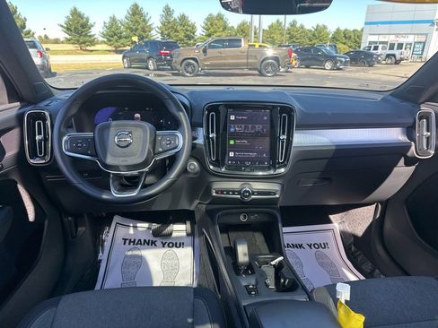 Used 2024 Volvo XC40 B5 Core image 25