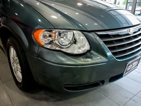 Used 2006 Chrysler Town & Country Touring FWD image 10