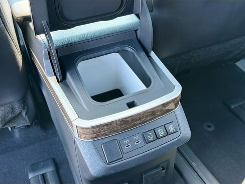 Used 2025 Toyota Sienna Platinum AWD/4WD image 22
