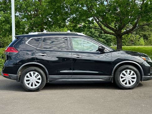 Used 2017 Nissan Rogue S w/ Appearance Package AWD/4WD image 8