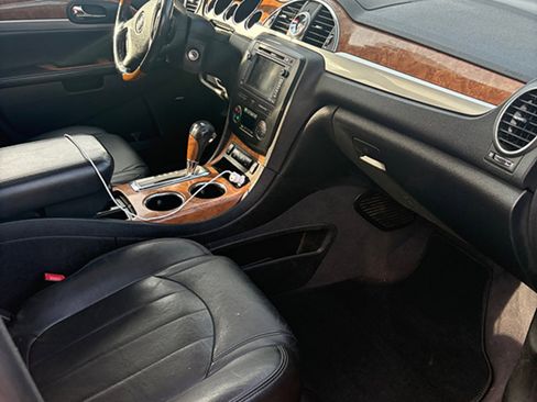 Used 2010 Buick Enclave CXL image 3