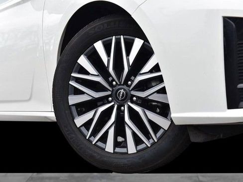 Certified 2025 Nissan Altima 2.5 SV image 3